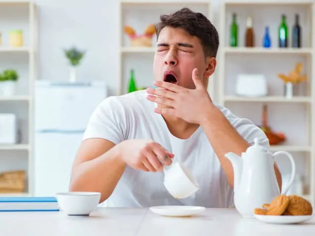 De ce ne simțim somnoroși după ce mâncăm